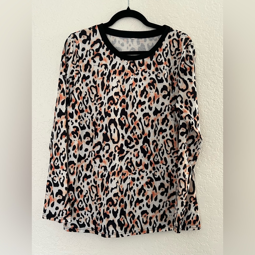 206. Animal print, long sleeve shirt.